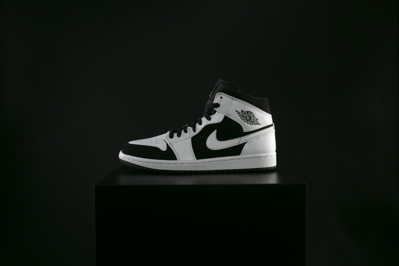 Air Jordan 1 Mid,Air Jordan 1,  黑白熊猫配色！全新 Air Jordan 1 Mid 现已发售