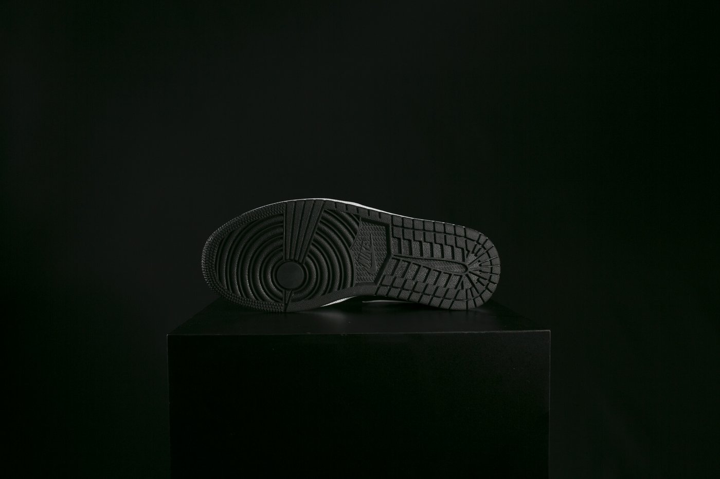 Air Jordan 1 Mid,Air Jordan 1,  黑白熊猫配色！全新 Air Jordan 1 Mid 现已发售