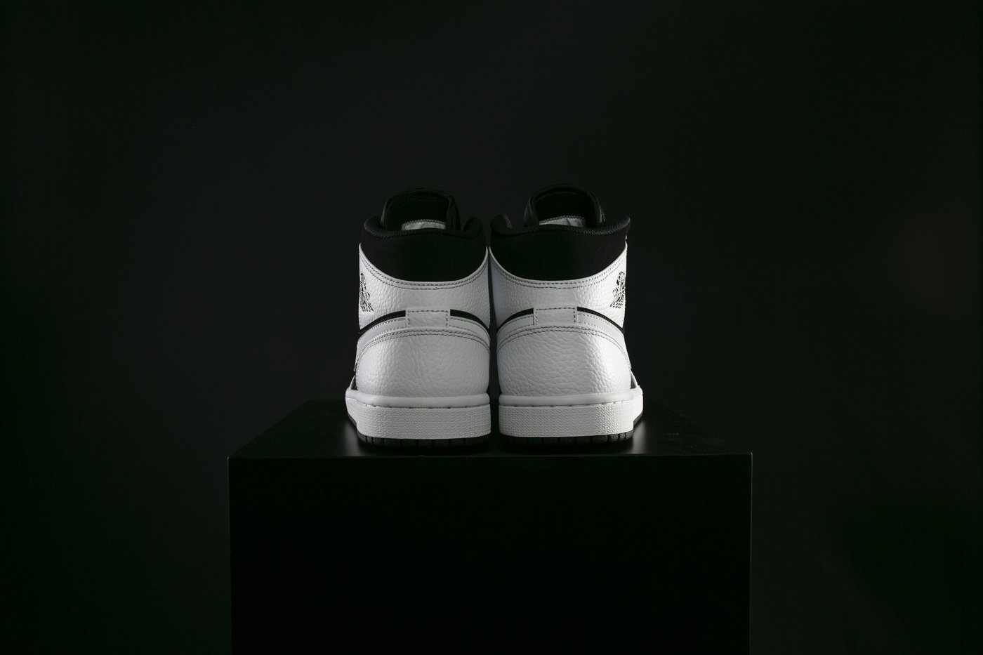 Air Jordan 1 Mid,Air Jordan 1,  黑白熊猫配色！全新 Air Jordan 1 Mid 现已发售