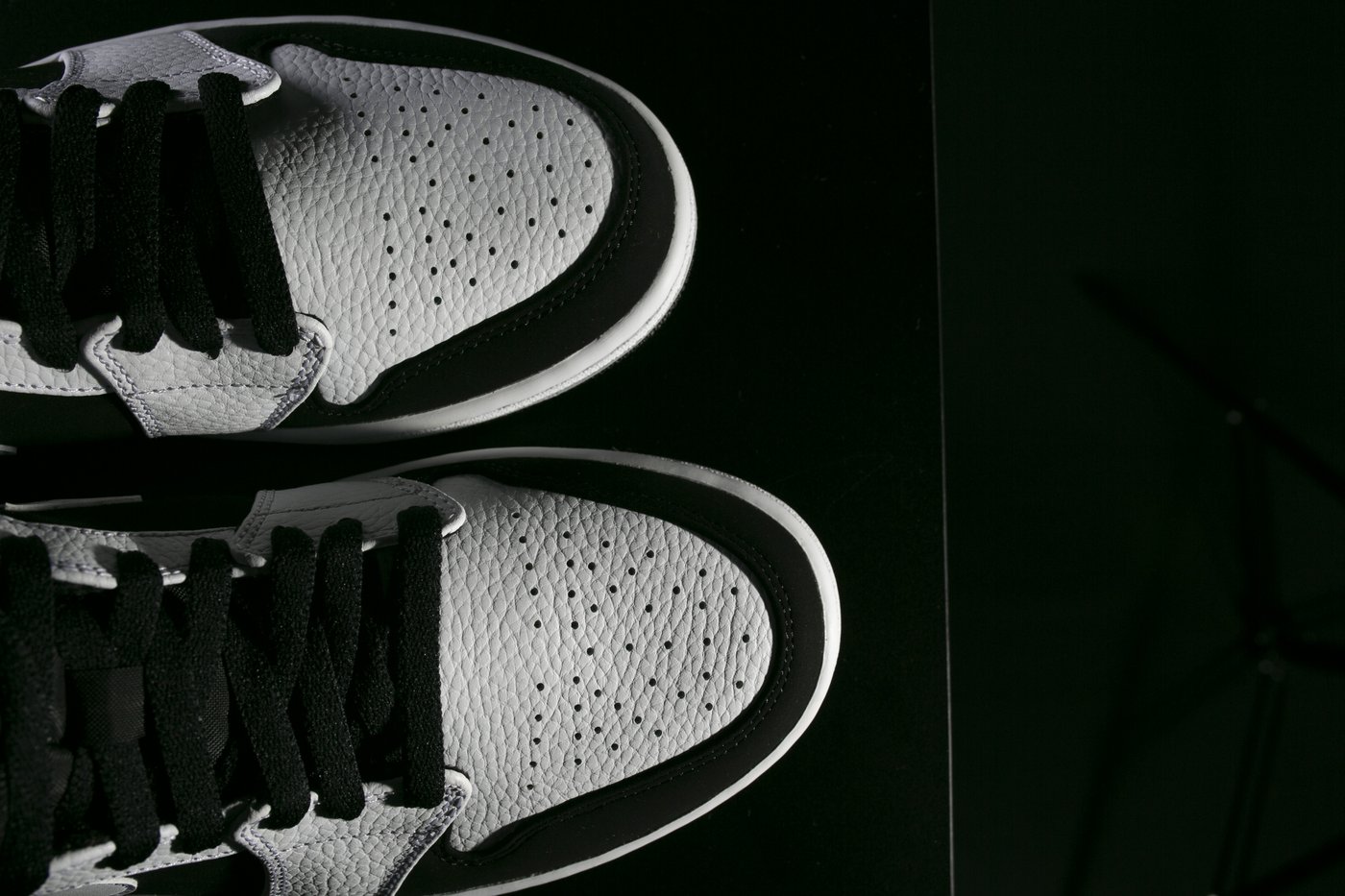Air Jordan 1 Mid,Air Jordan 1,  黑白熊猫配色！全新 Air Jordan 1 Mid 现已发售
