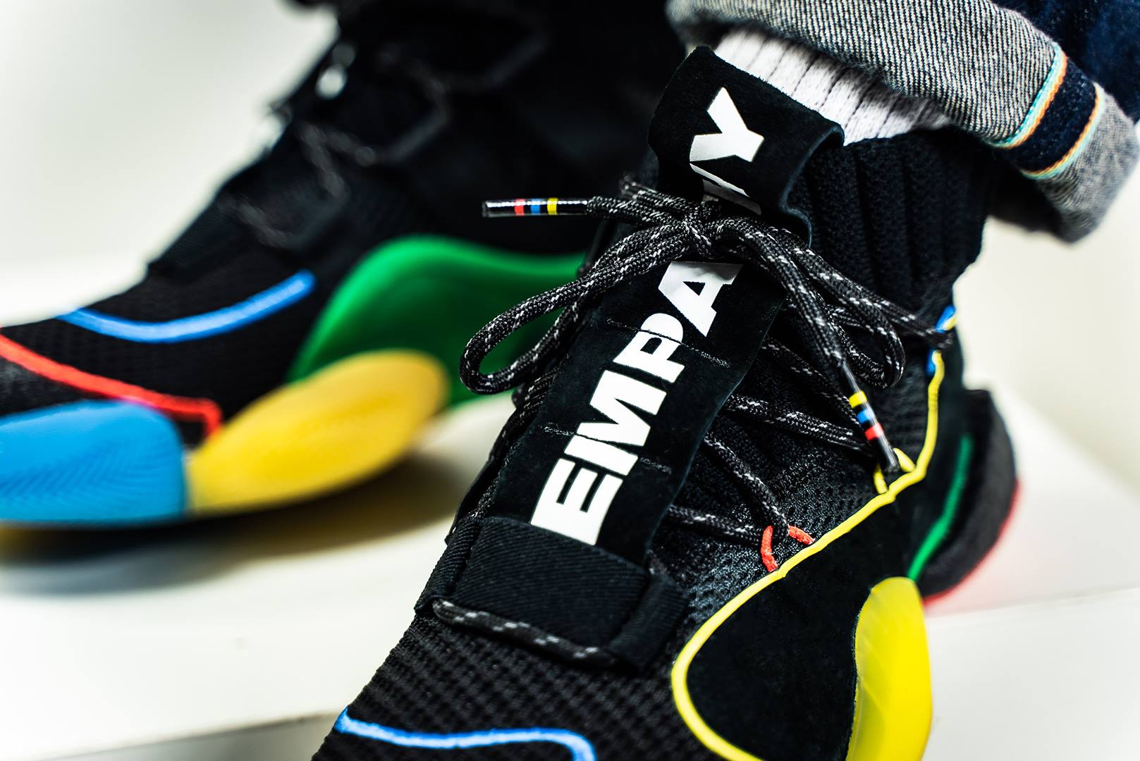 菲董联名配色眼馋许久的adidascrazybywx本周即将发售