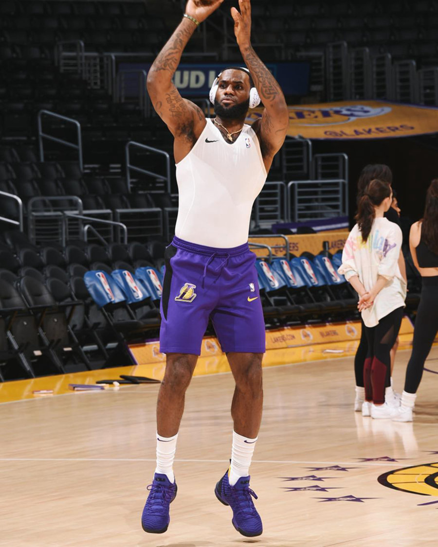 詹姆斯上脚 lebron 16 全新配色