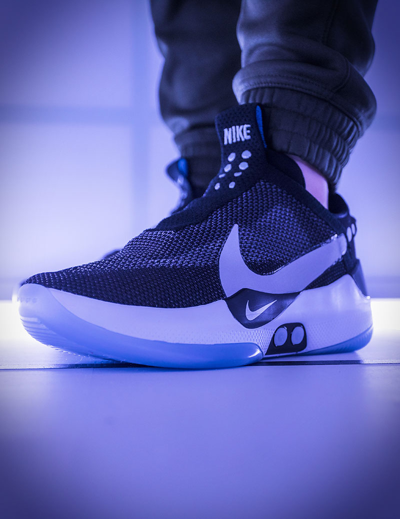 在深入了解 nike adapt bb 的外观与功能后,上脚颜值相信也是大家关注