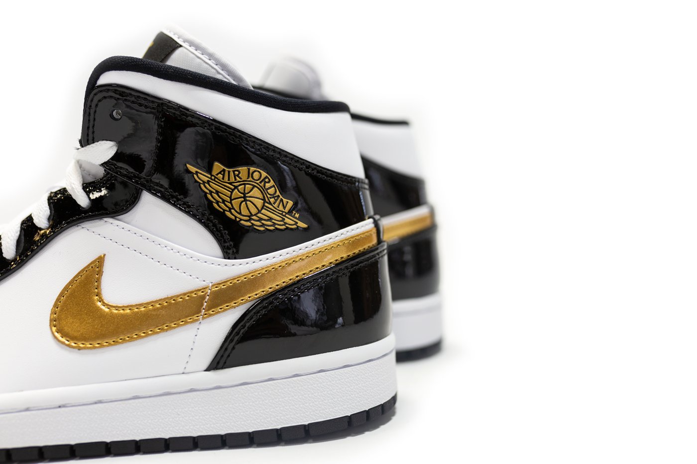 够亮眼这双黑金漆皮新鞋要做街头的吸睛王