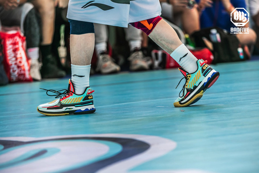 李宁,badfive,少不入川,发售  发售现场打起了麻将!