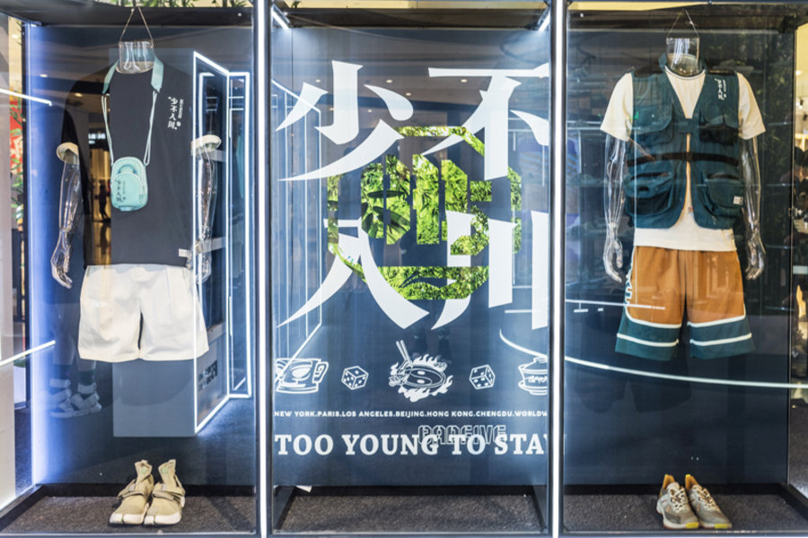 李宁,badfive,少不入川,发售  发售现场打起了麻将!