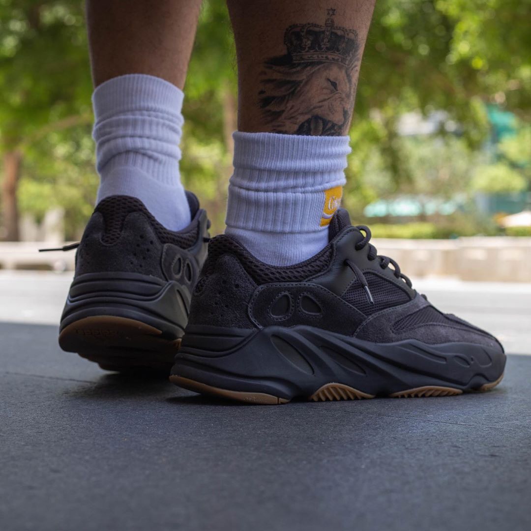 纯黑yeezy700上脚来了这双还能真香么