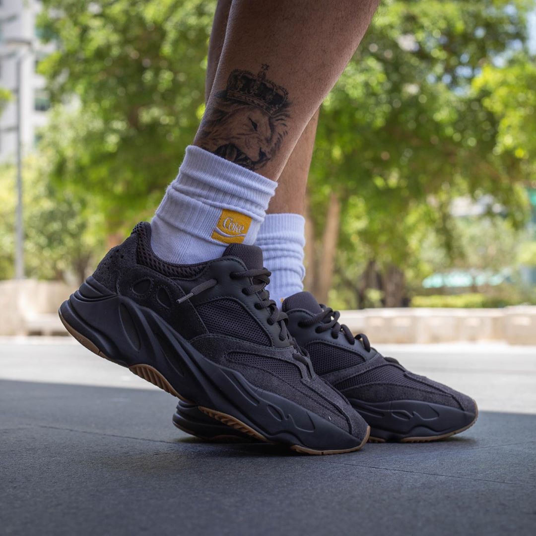 纯黑yeezy700上脚来了这双还能真香么