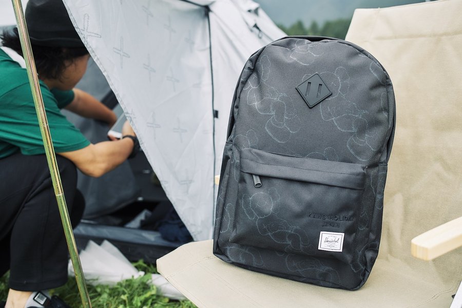 Herschel Supply  短短十年风靡全球！KAWS 、可口可乐等众多大牌都抢着和它联名！