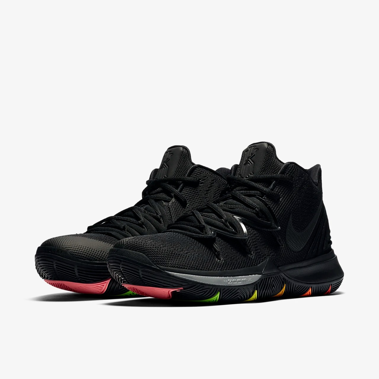 纯黑鞋身彩虹外底全新nikekyrie5现已发售