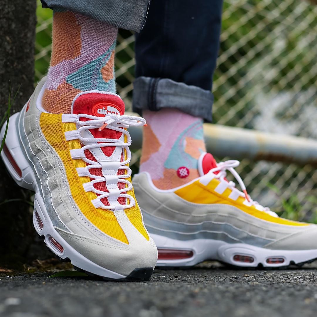 Nike,Air Max 95,ESSENTIAL,AT98  吸睛荧光色调！这双新品 Air Max 95 现在上脚正合适！