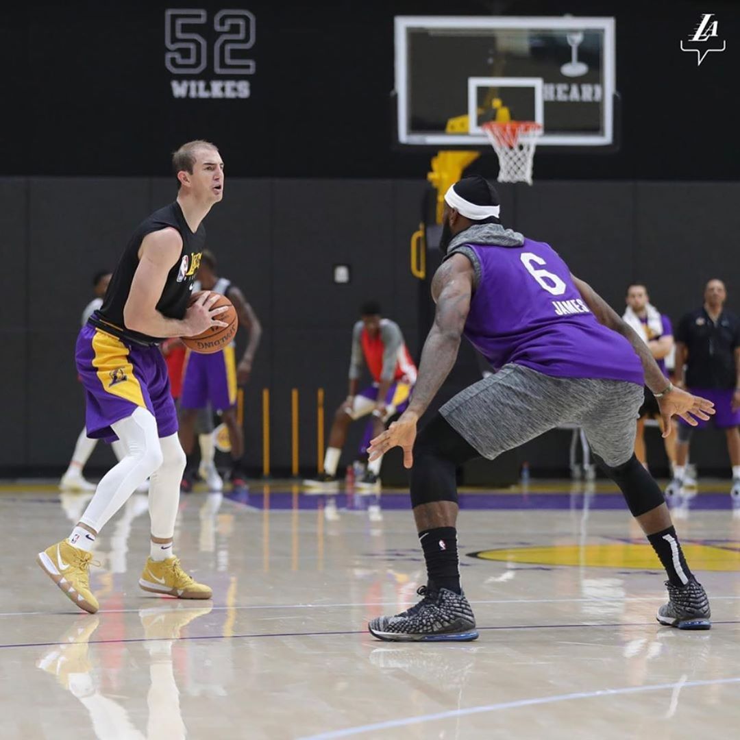 Nike,LeBron 17,发售  詹姆斯上脚 LeBron 17 PE 配色！市售版本官网现已上架