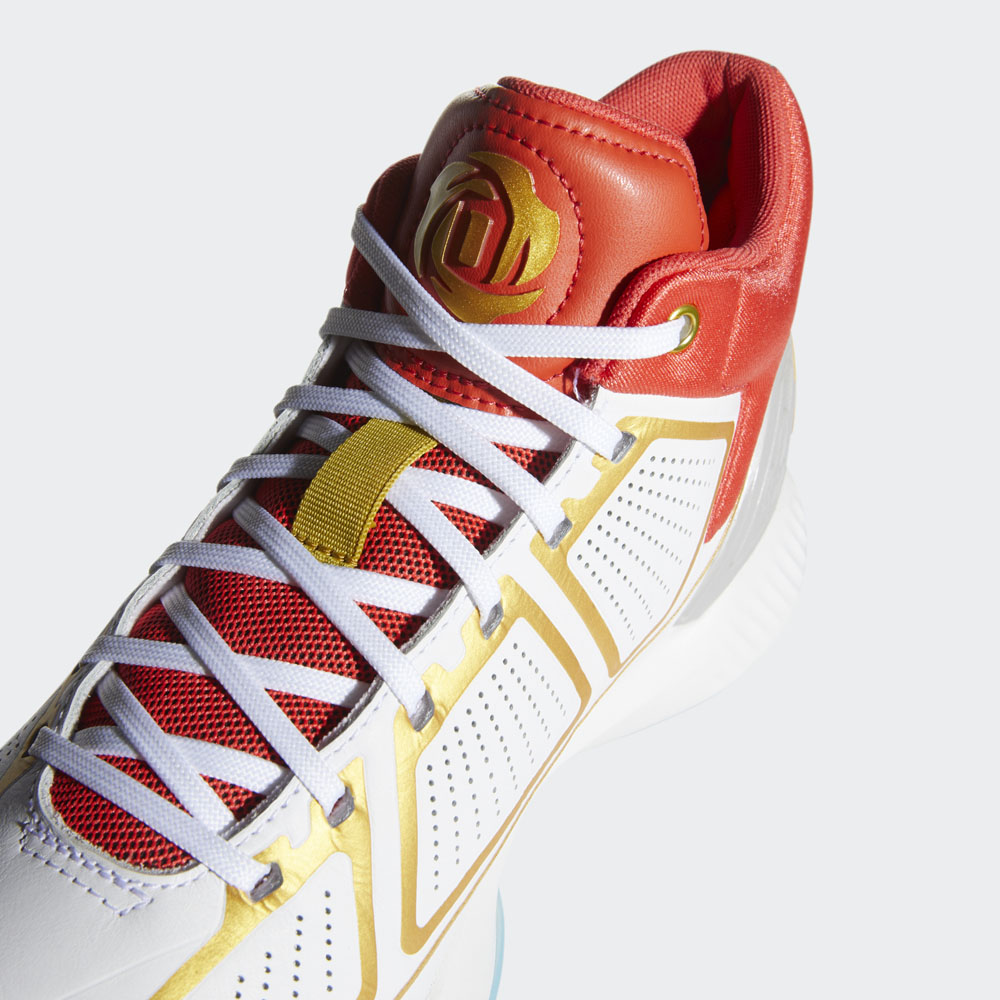 超大 tpu 从后跟延伸至鞋身中部,其上字符似乎记录罗斯生涯的荣誉,外