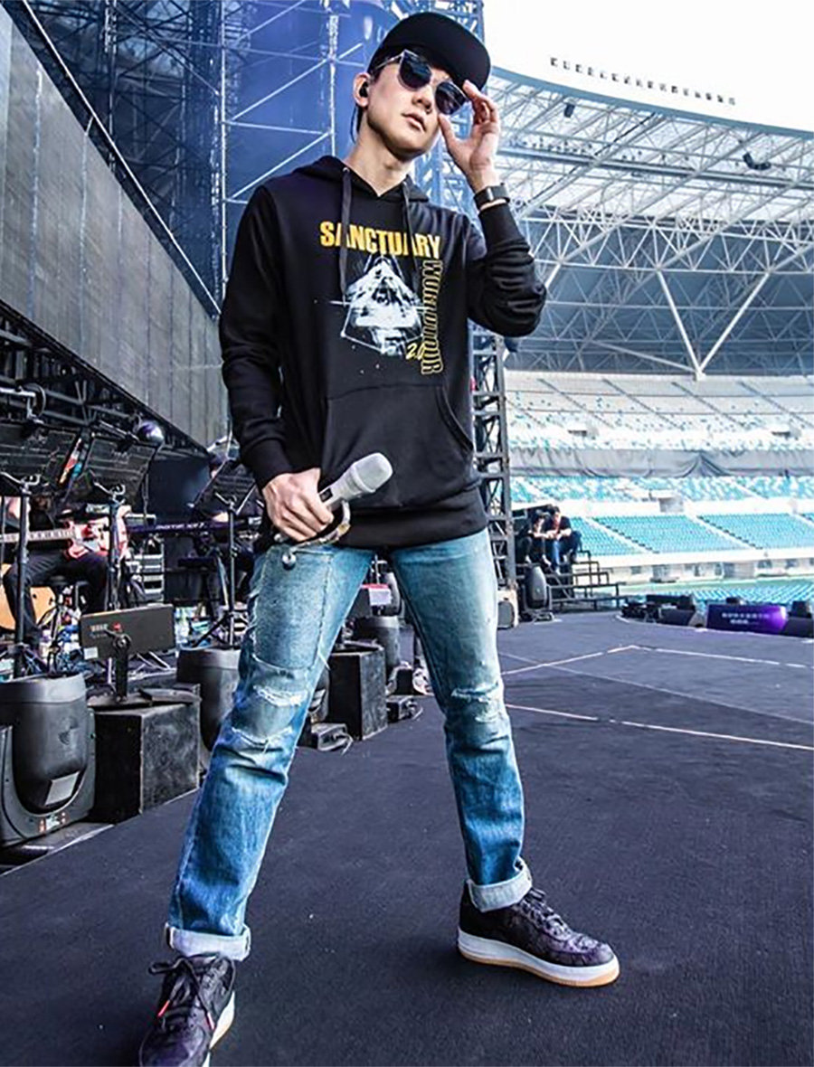 一个「鞋头明星」林俊杰也在近日的演出舞台上穿着了这双黑丝绸 af1