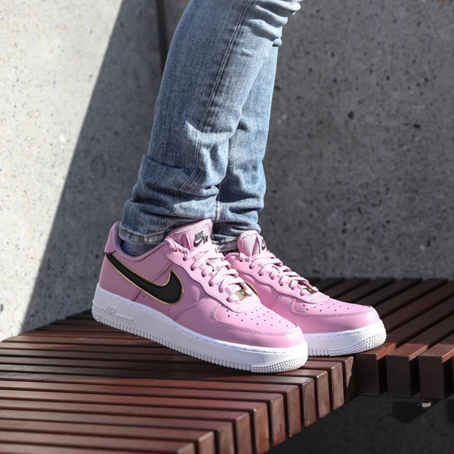 Nike,Air Force 1 Low WMNS,AO21  白粉配色点缀黑金 Swoosh！这双 Air Force 1 新配色你打几分？