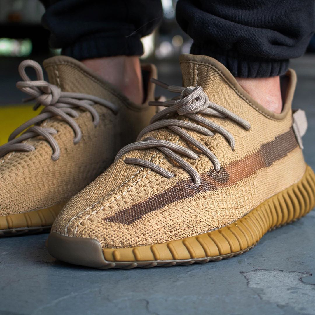 黄金侧透 yeezy 350 v2 上脚首次曝光!光脚穿实在有点丑.