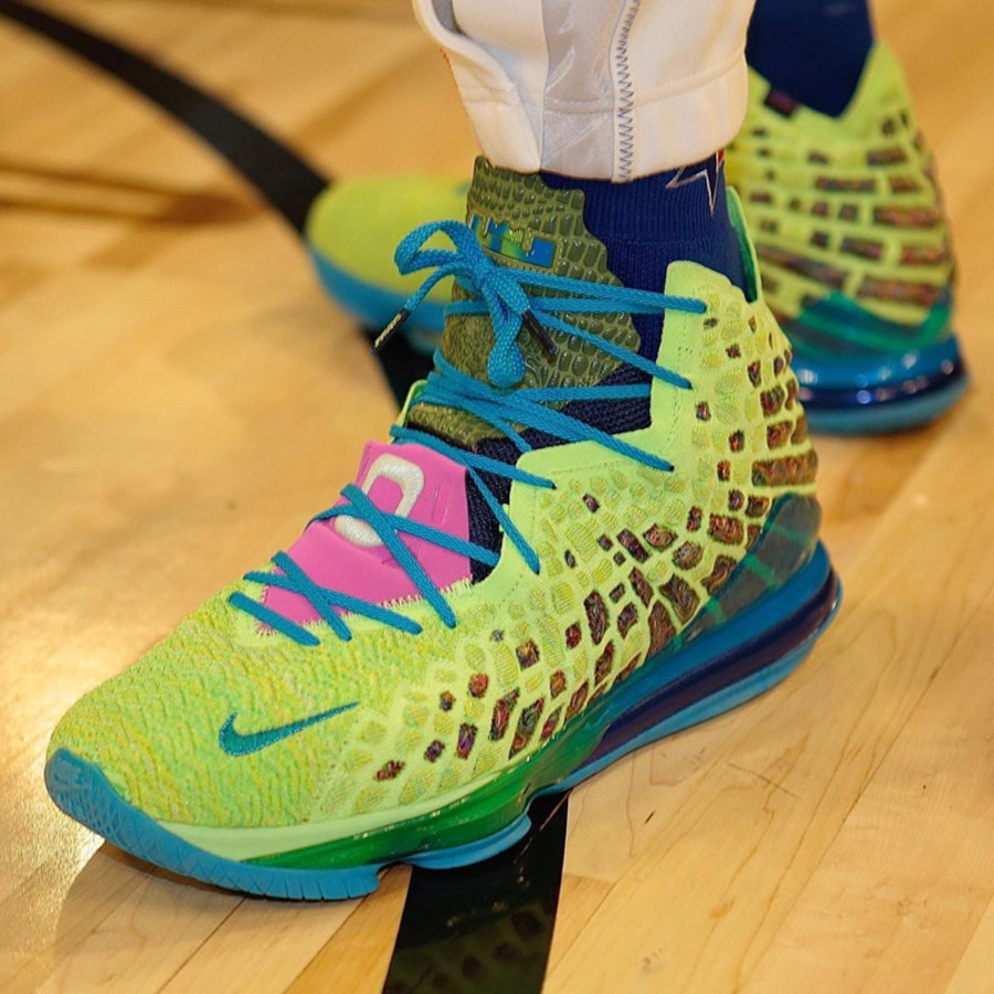 詹姆斯全明星赛上脚空中大灌篮lebron17还有隐藏配色