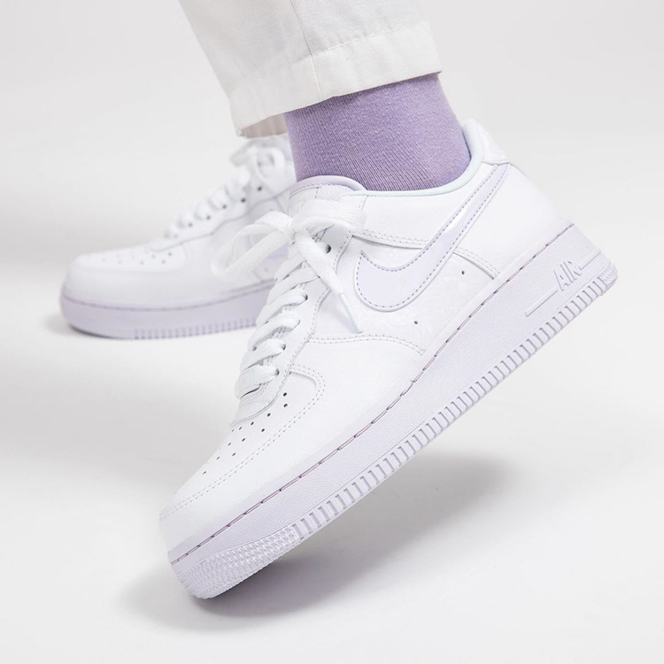 Nike,Air Force 1 WMNS,CU3449-1  淡紫色中底尽显高级！这双纯白 Air Force 1 真有点特别！