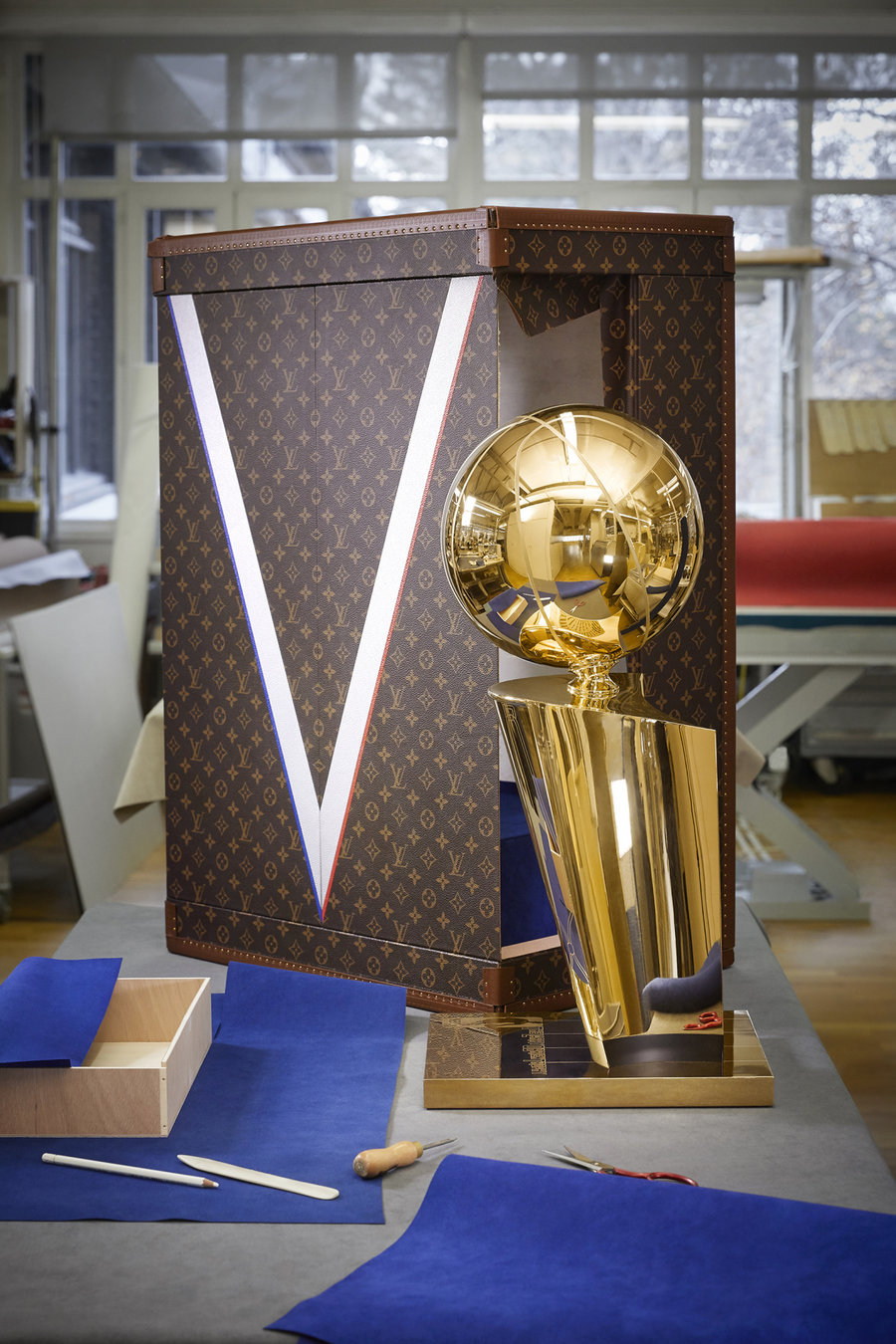 Louis Vuitton,NBA  LV 与 NBA 联名合作！奢华满钻项链曝光，还有总冠军奖杯箱！