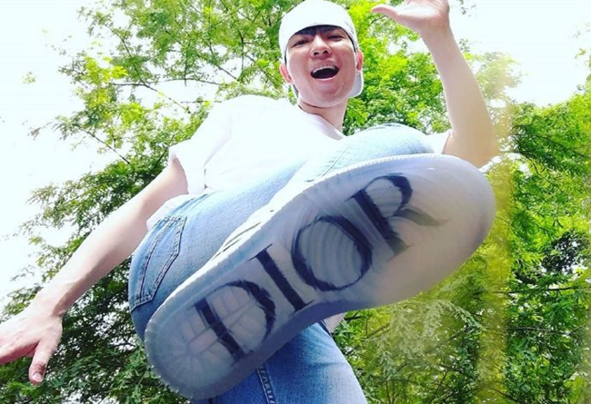 dior  和周董撞鞋很开心！萧敬腾上脚 Dior x AJ1！