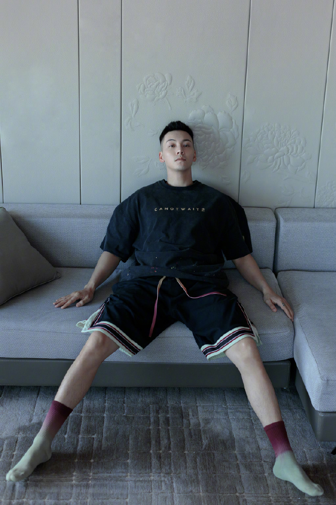 王嘉尔晒adidas新鞋陈伟霆潮牌火上热搜近期明星上脚太养眼