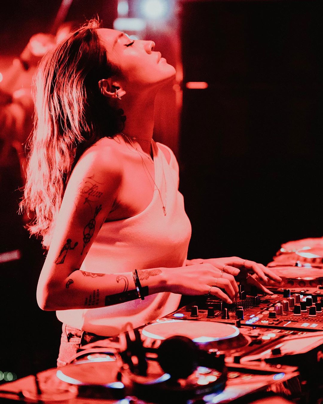 peggy gou,dj siena,明星 新晋 dj 球鞋女神前凸后翘!
