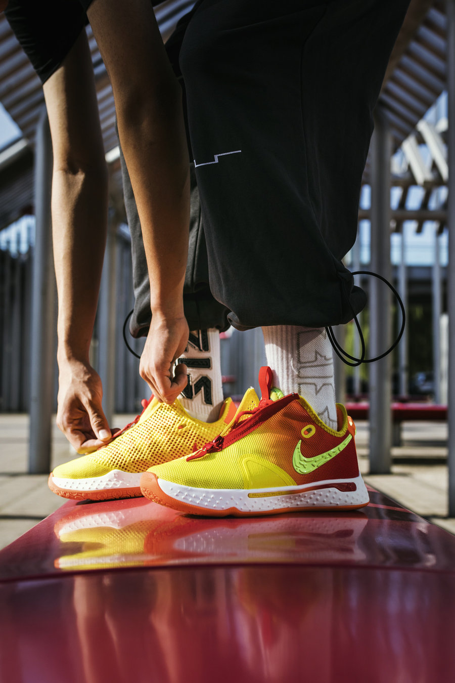 小编选择拉开拉链的穿法,毕竟内靴上的泡椒图案是一大看点,不露出来