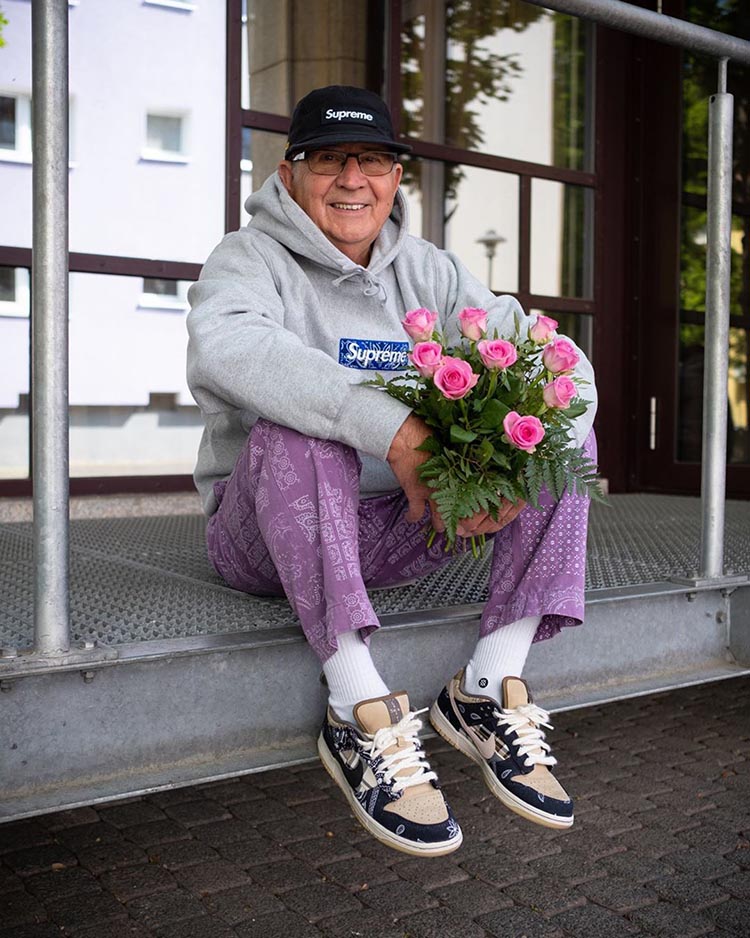 djsodatravisscott抢着合影这位中国大妈才是supreme女王