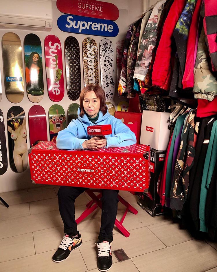 djsodatravisscott抢着合影这位中国大妈才是supreme女王