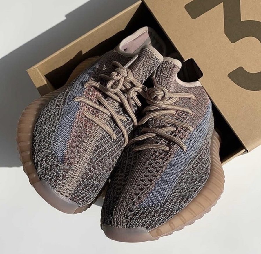 adidas,Yeezy Boost 350 V2,Yech  全新 Yeezy 350 V2 实物曝光！你觉得这叫什么配色？