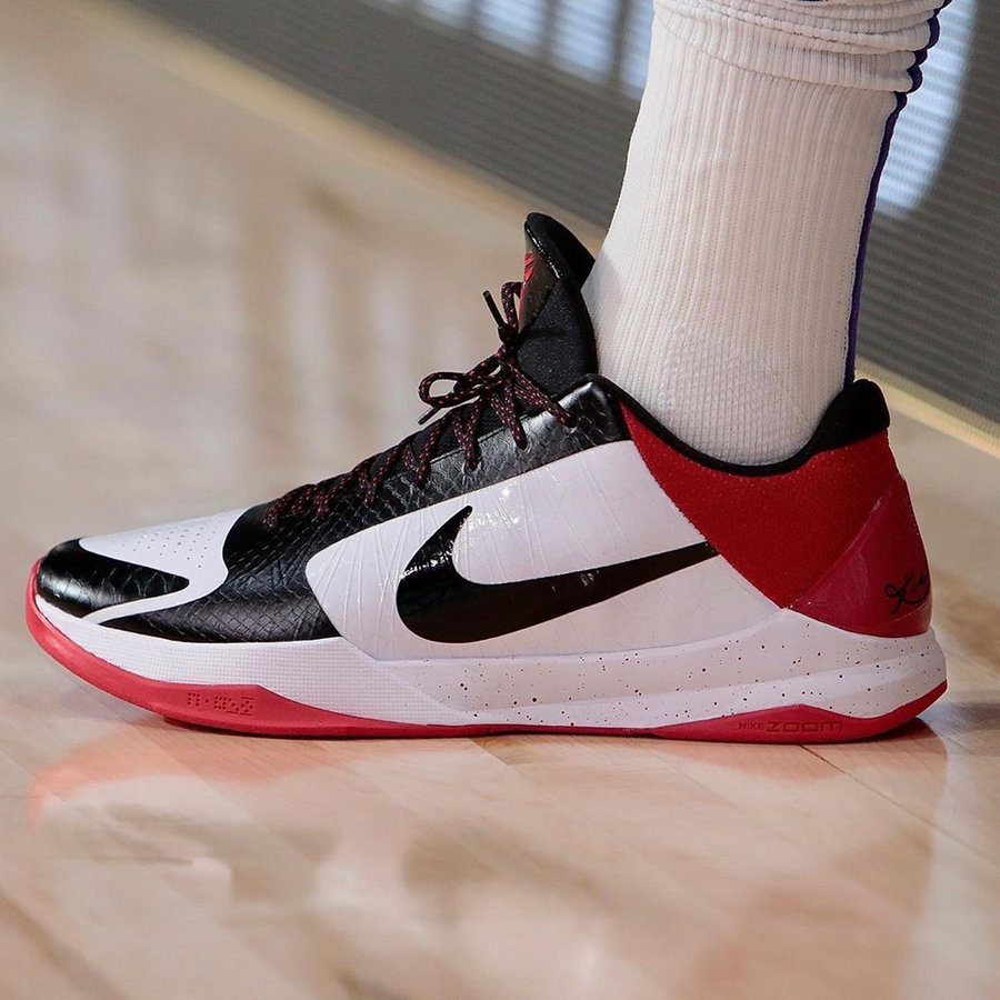 湖人夺冠日球鞋上脚双方球员致敬科比黑脚趾kobe5亮相