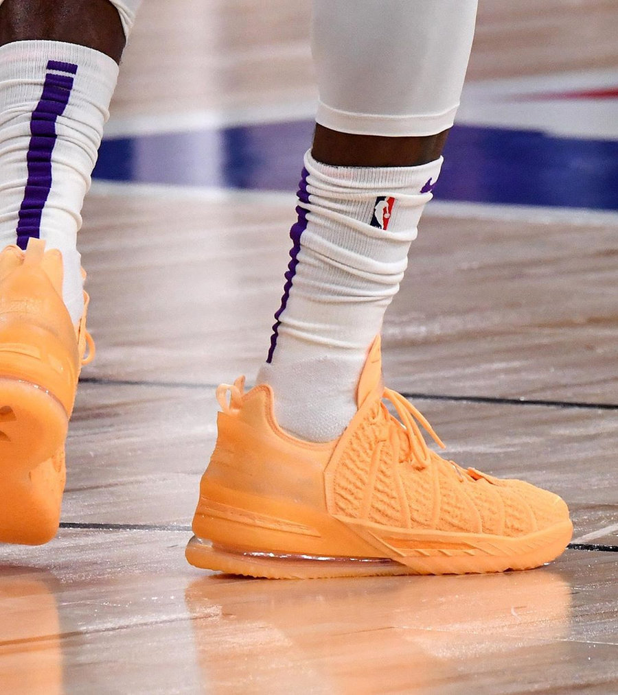 湖人夺冠日球鞋上脚双方球员致敬科比黑脚趾kobe5亮相