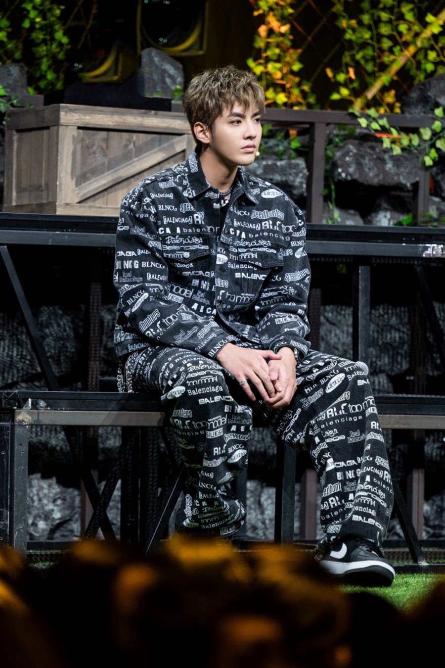 吴亦凡开保时捷穿什么鞋?碧梨的 yeezy 又大又圆!