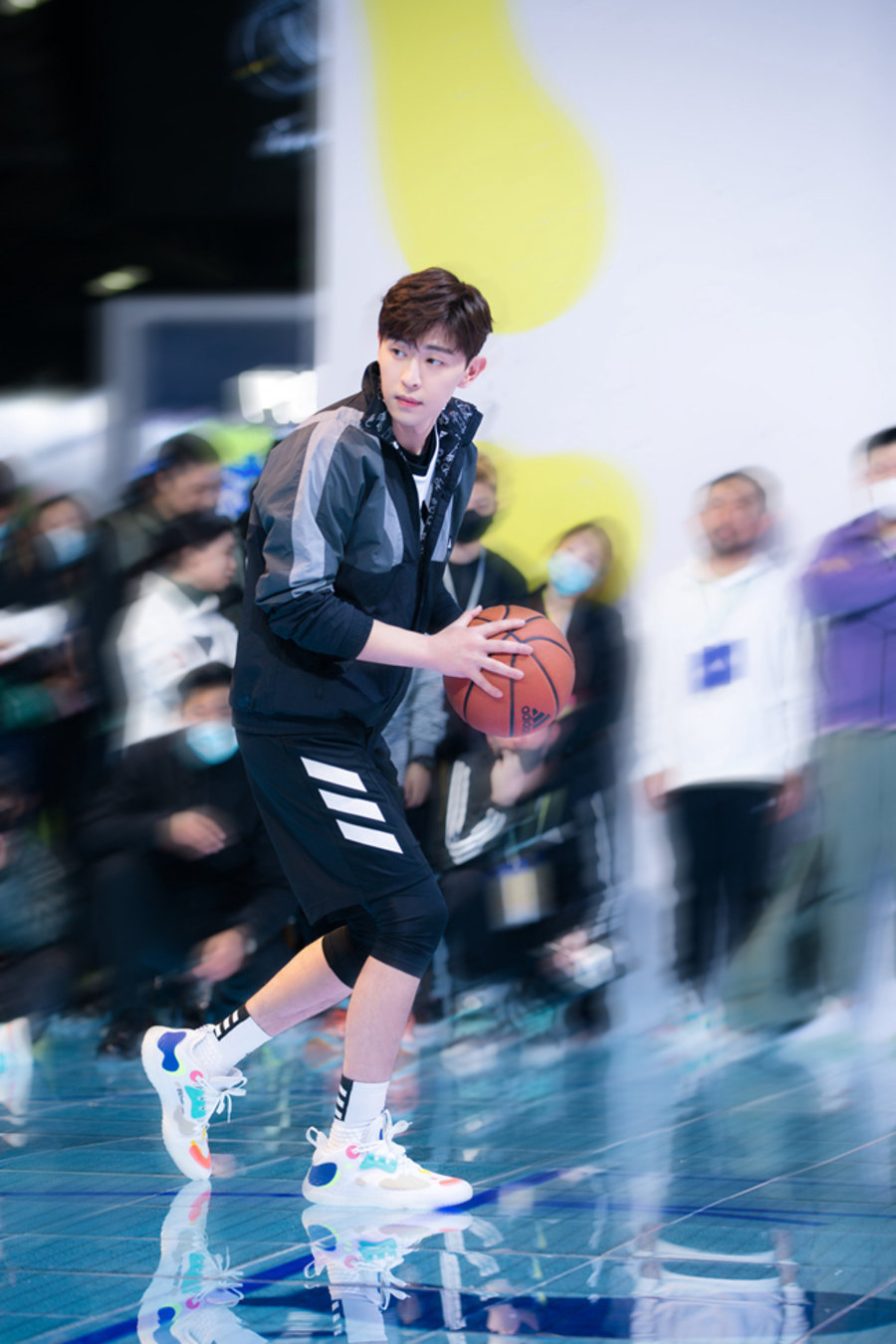 邓伦上脚哈登新战靴!上演登哥招牌必杀技!