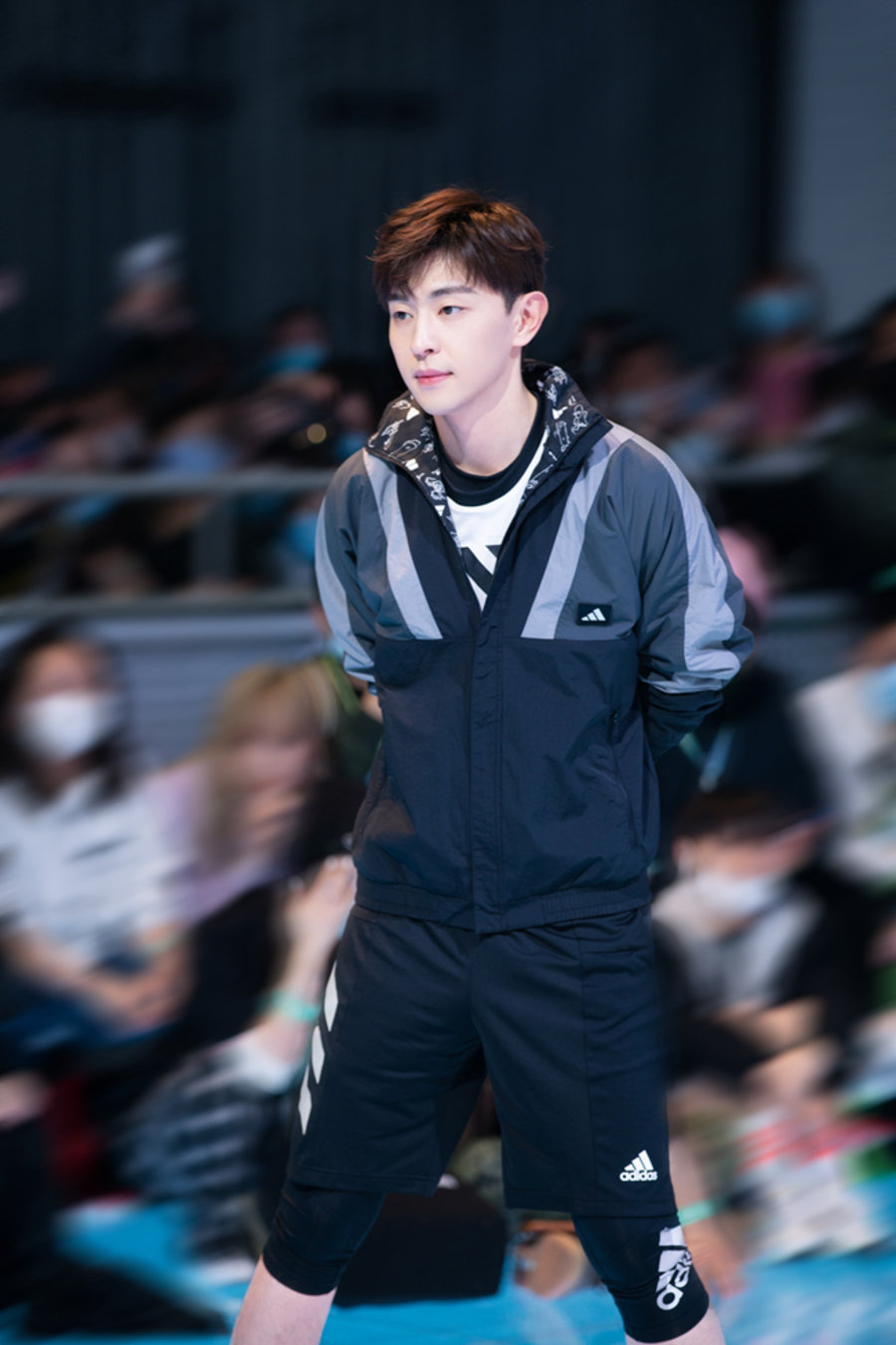 邓伦上脚哈登新战靴!上演登哥招牌必杀技!