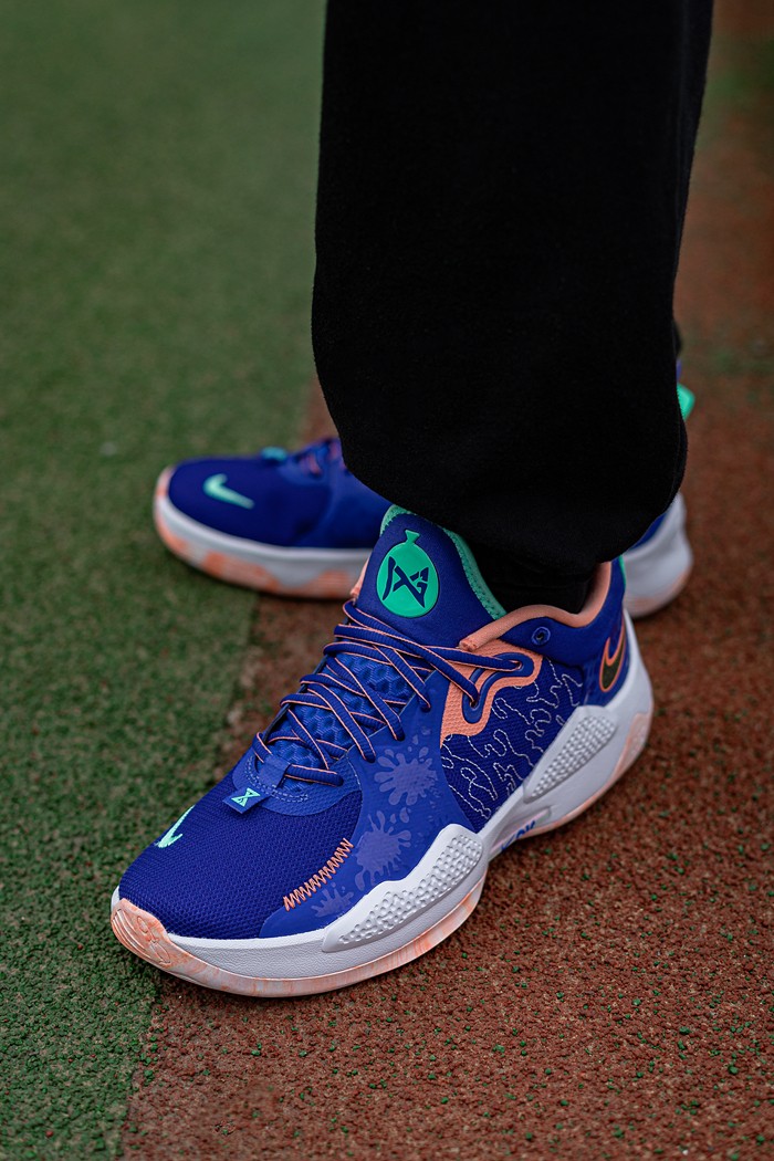 回到家乡球队快船效力,洛杉矶主题配色自然没跑.