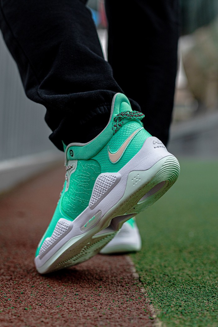 回到家乡球队快船效力,洛杉矶主题配色自然没跑.