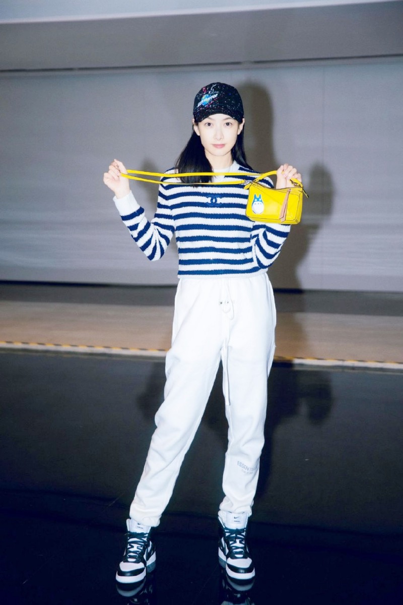 周雨彤提前上脚 dunk 新配色!卡戴珊又为侃爷带货了!