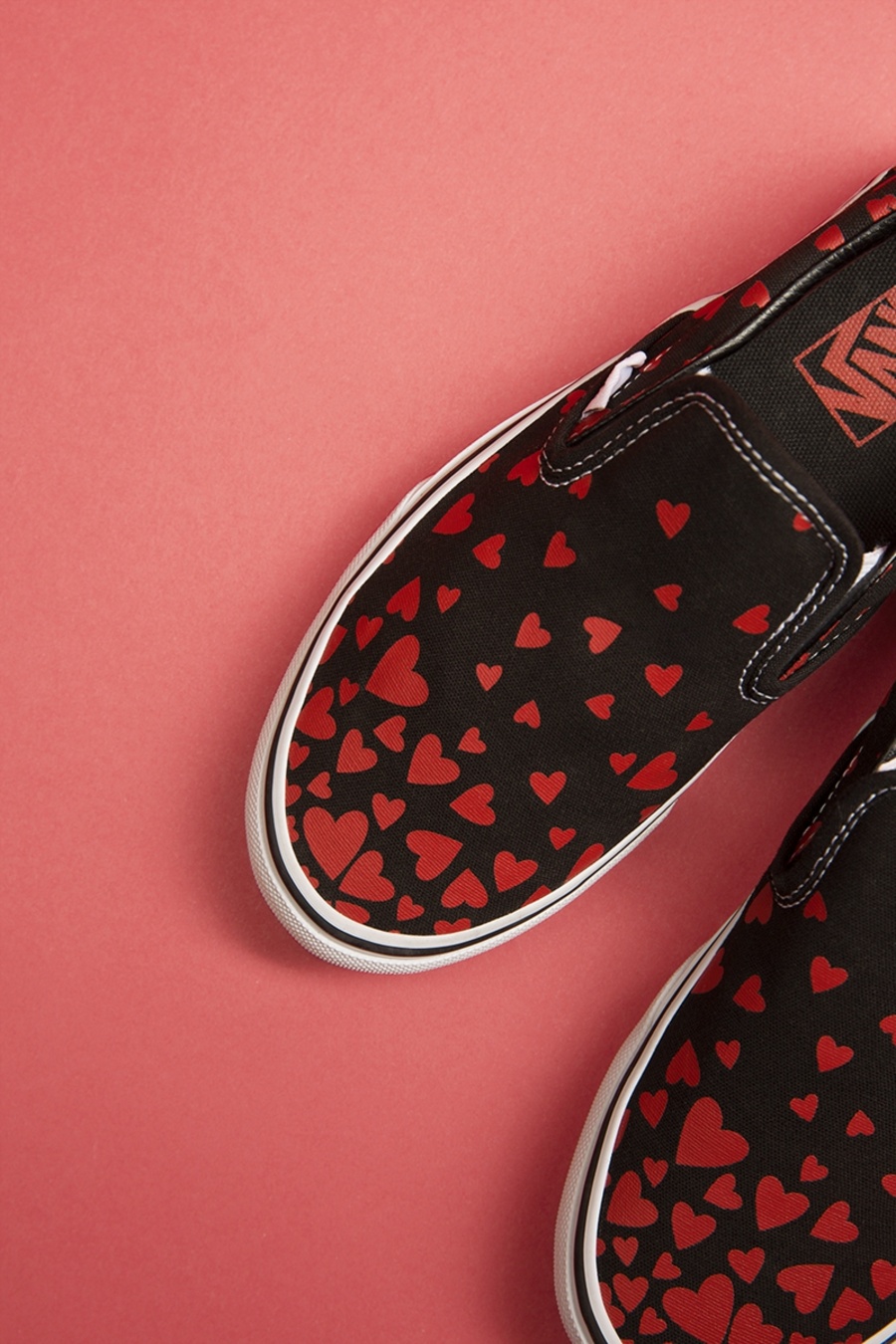 烈焰红唇经典爱心vans全新情人节系列现已登场