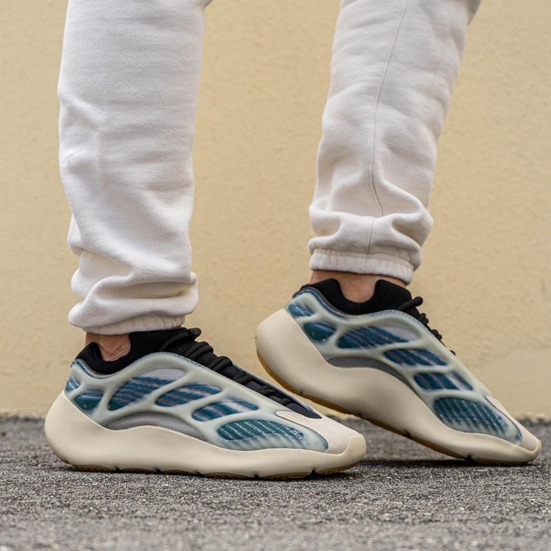 下周登场！「极光2.0」Yeezy 700 V3 最新上脚图曝光！ 球鞋资讯