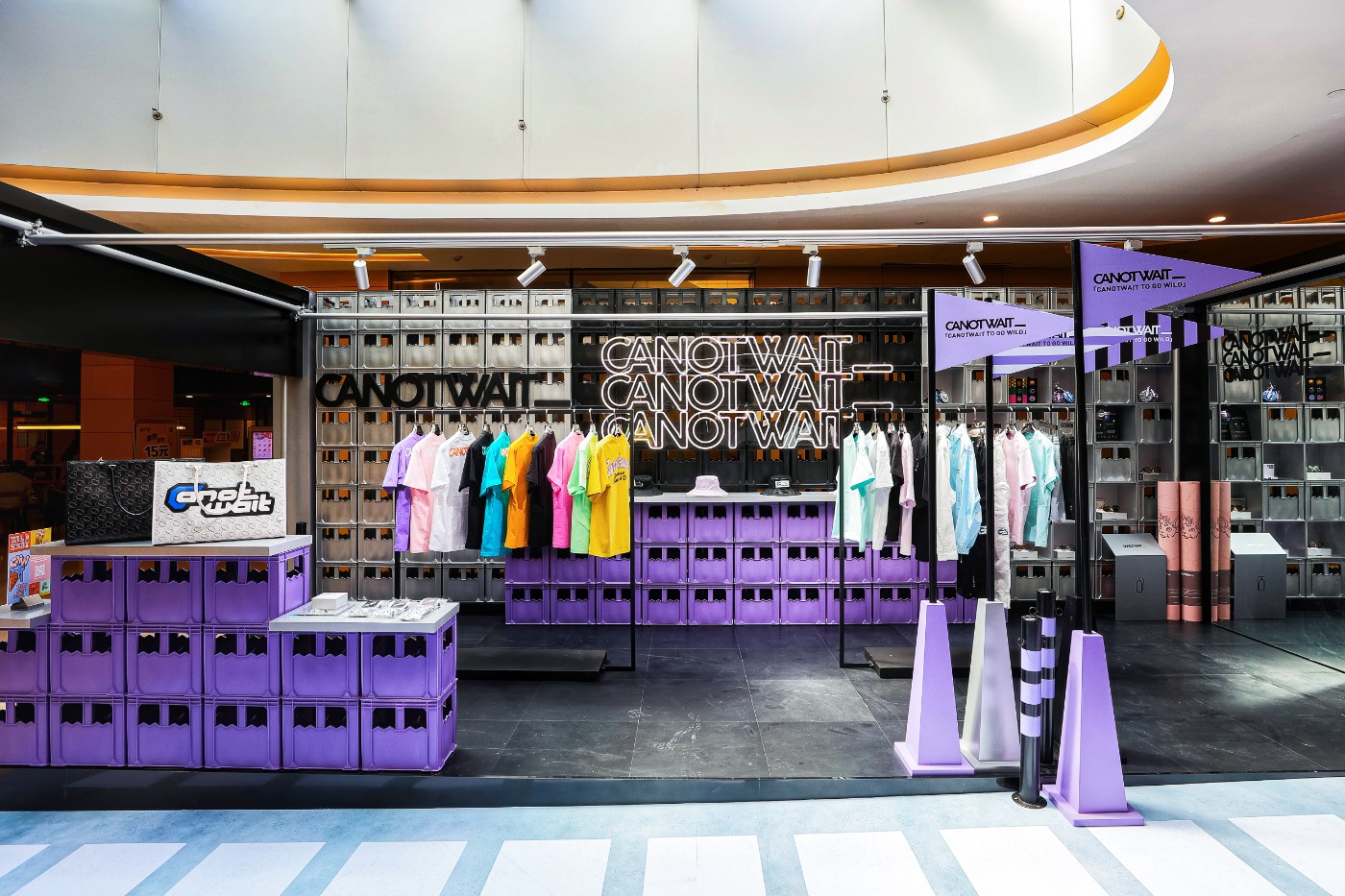 通过独特的装置设计,凝聚非凡街头能量,打造了别具一格的夏日热力街区