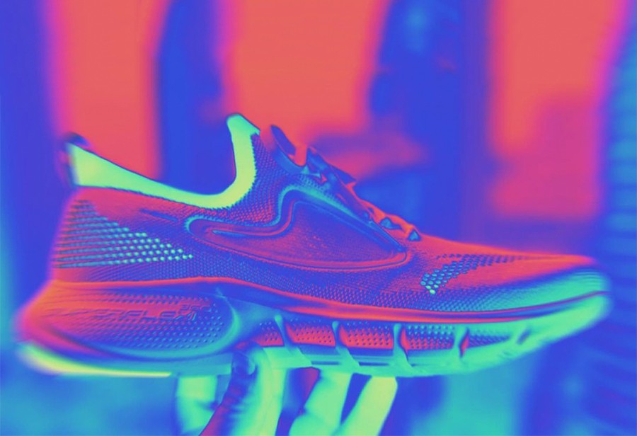 安踏,跑鞋  设计师提前曝光！限量 5000 双的黑科技跑鞋！看着就很灵活！