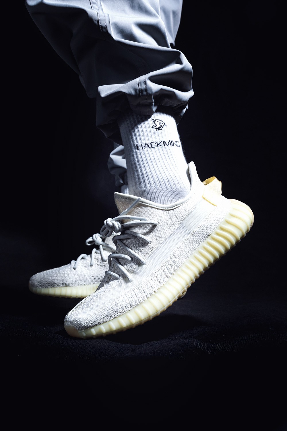 多款Yeezy 市价破新低！350 V2 九百就能买！网友：等等还能跌二百