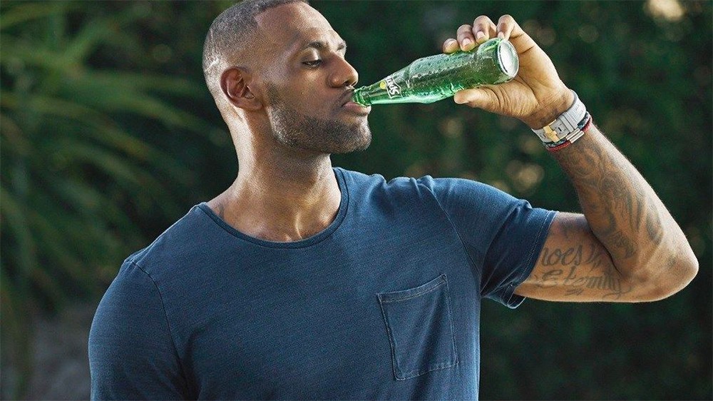 nike为他盖大楼搞副业就狂赚3亿美元网友这么有钱还到处蹭wifi