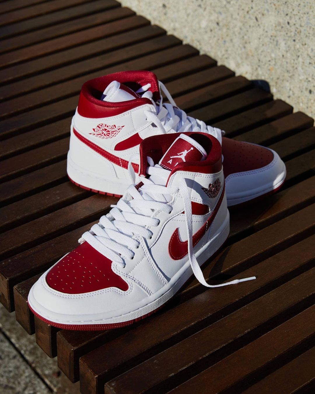 Nike,Air Jordan 1 Mid,Pomegran  经典白红装扮！全新 Air Jordan 1 酷似芝加哥！