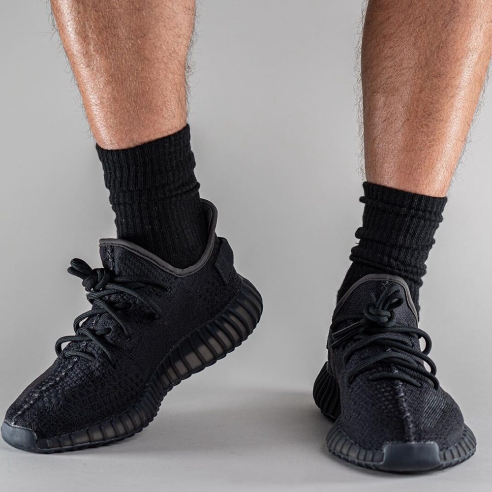 新黑武士」Yeezy 350 V2 上脚图首次曝光！是你的必入款吗？ 球鞋资讯