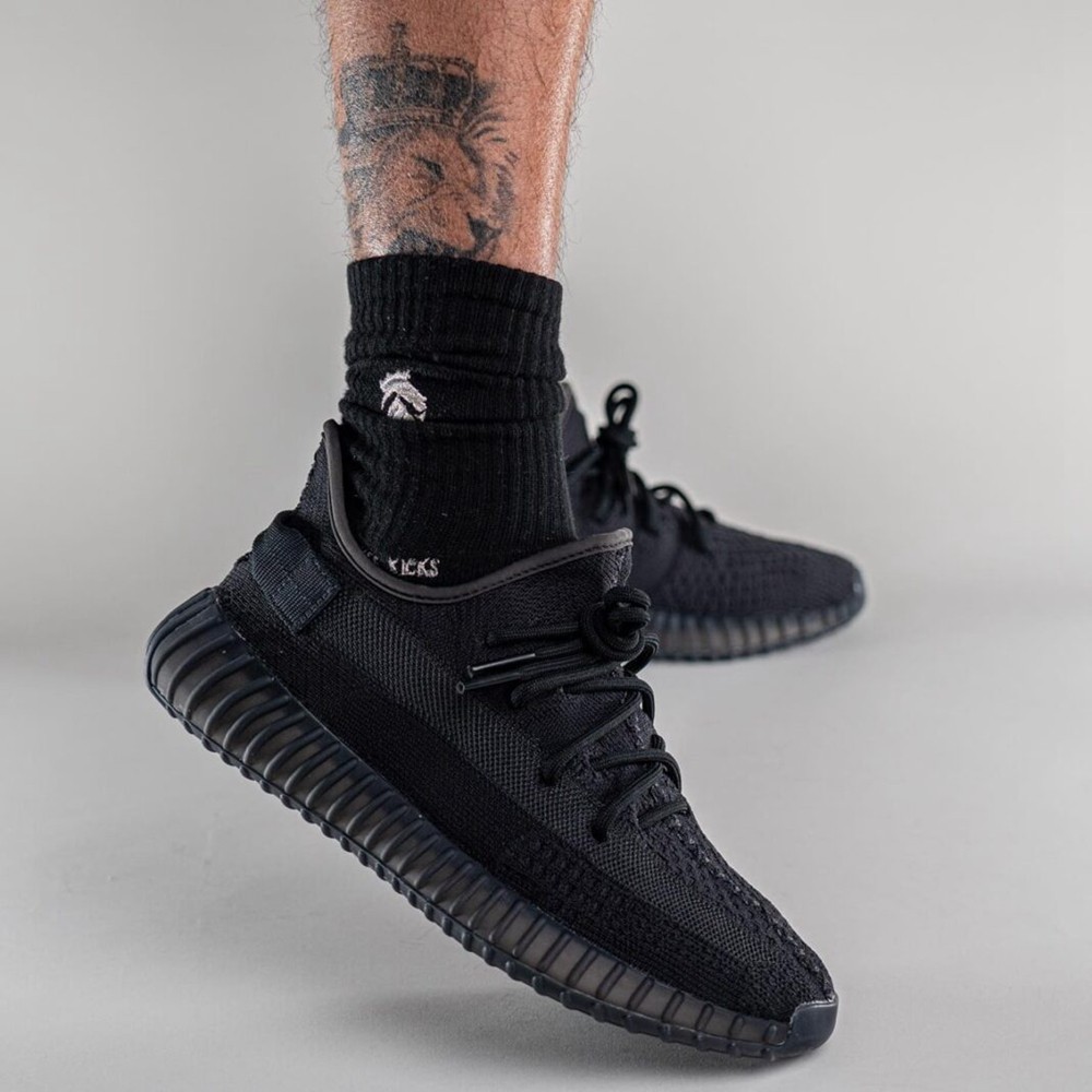 adidas,Yeezy 350 V2,Onyx,HQ454  「新黑武士」Yeezy 350 V2 上脚图首次曝光！是你的必入款吗？