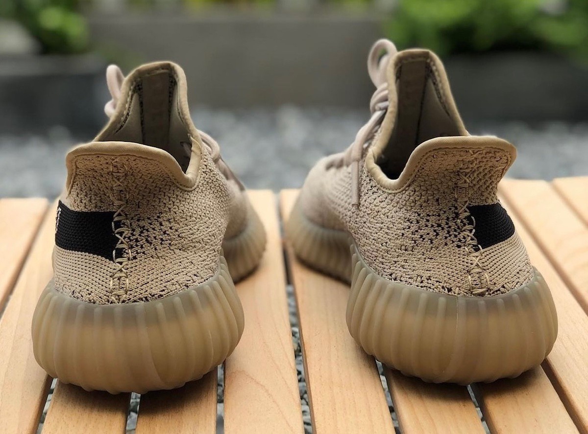 黑黄油漆条」Yeezy 350 V2 首次曝光！网友：这颜值... 球鞋资讯