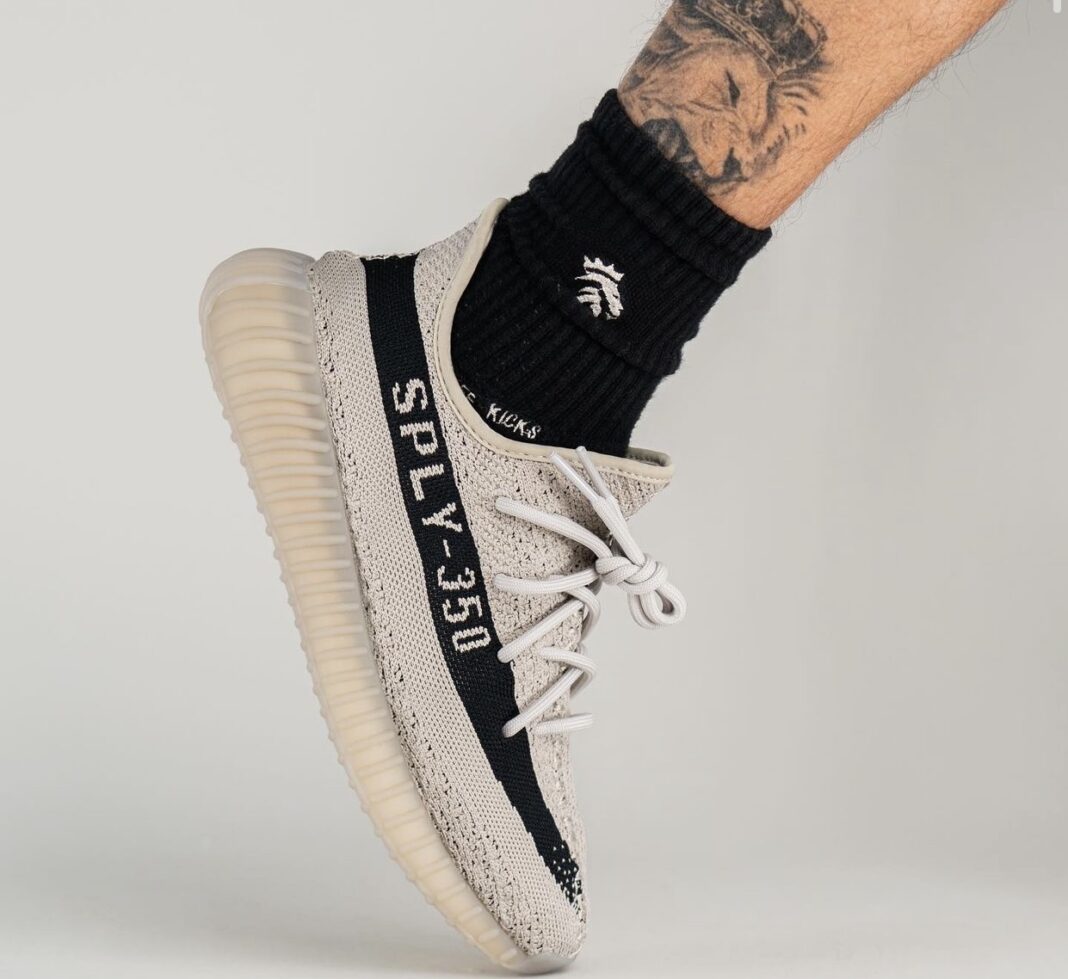 adidas,Yeezy Boost 350 V2,Beig  还有新惊喜！「芝麻油漆条」Yeezy 350 V2 上脚图曝光！