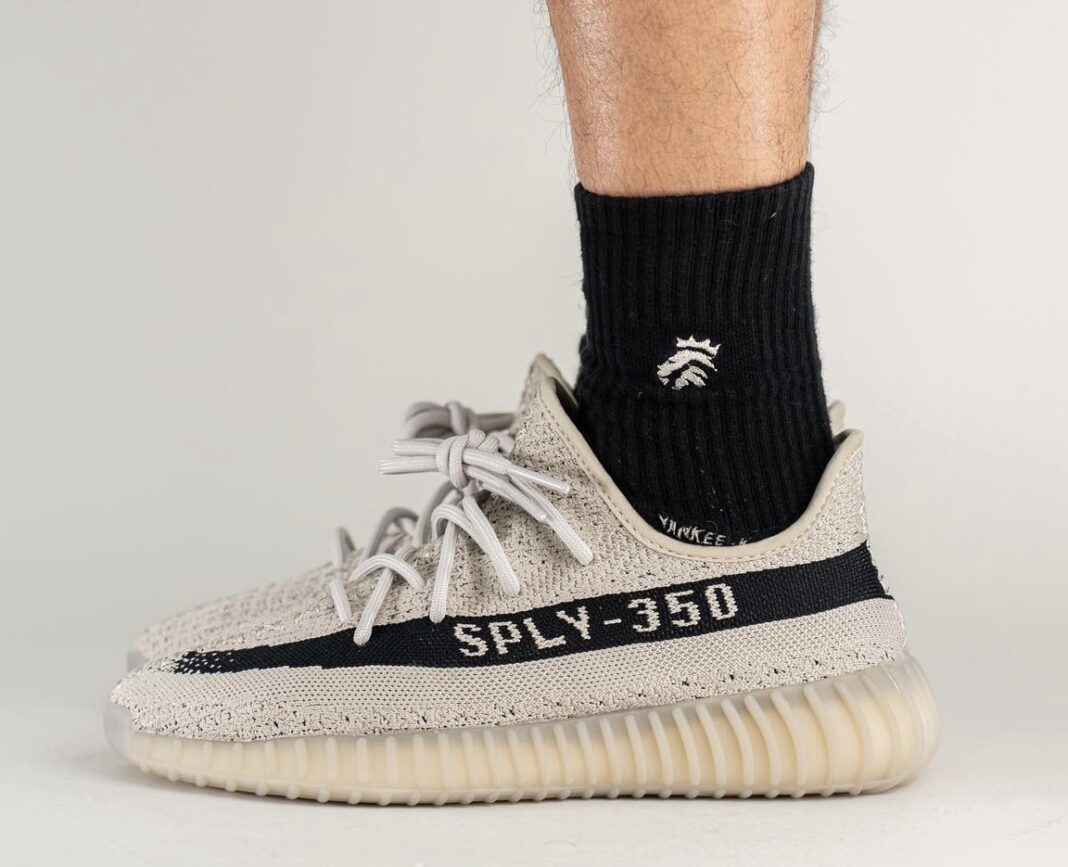 adidas,Yeezy Boost 350 V2,Beig  还有新惊喜！「芝麻油漆条」Yeezy 350 V2 上脚图曝光！